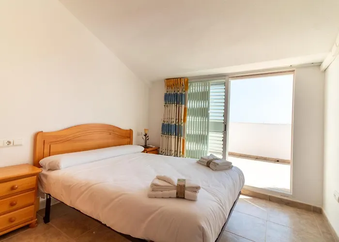 Global Properties, Adosado En Primera Linea De Playa Con Vistas Al Mar